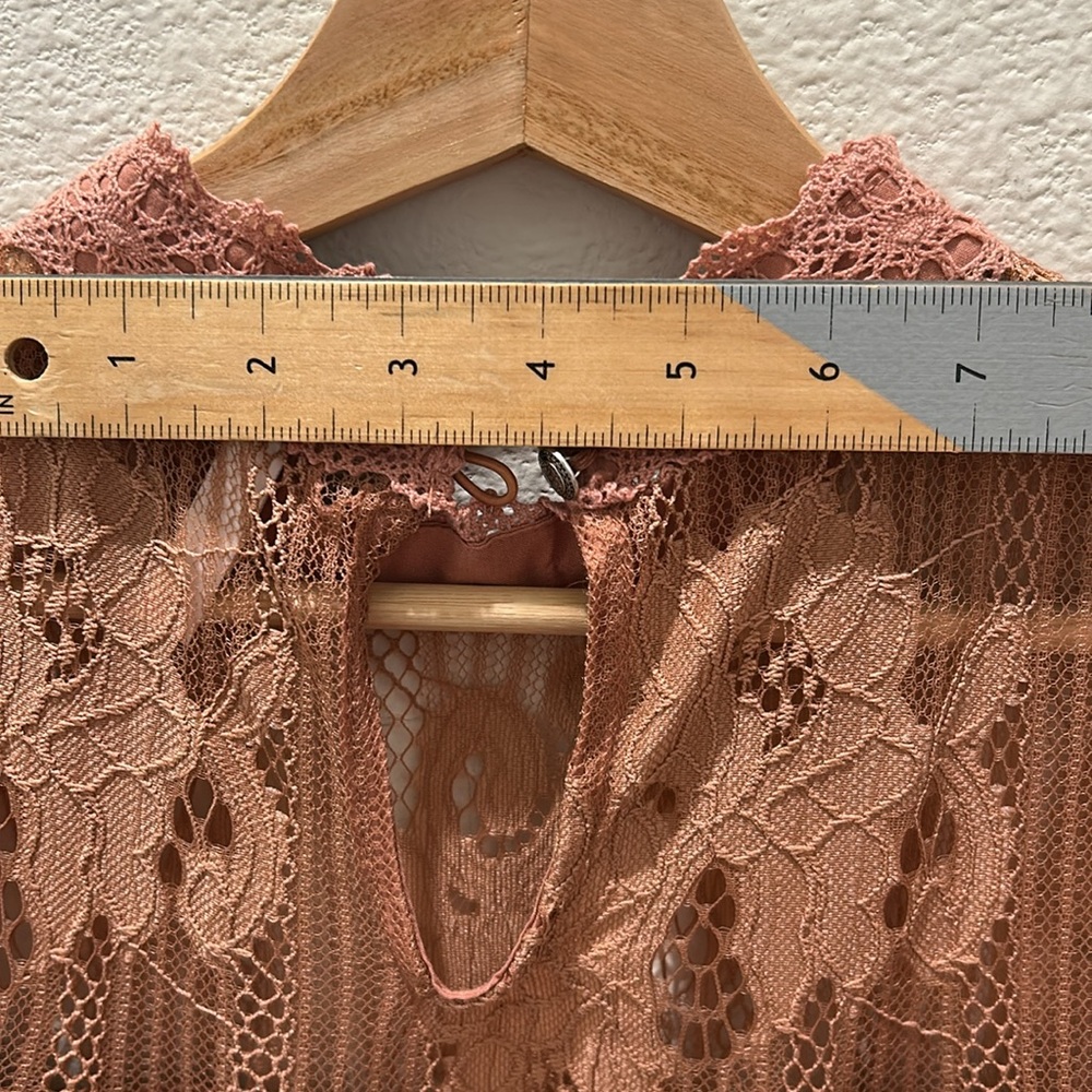 XHILIRATION PERFECT Summer Pink Lace Sleeveless Mini Sundress - Picture 10 of 14